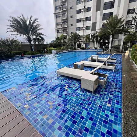Luxurious Condo With City View